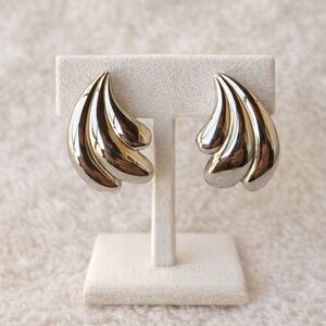 Monet Silver Tone Sculptural Clip On Earrings Vintage Modernist Swirl
